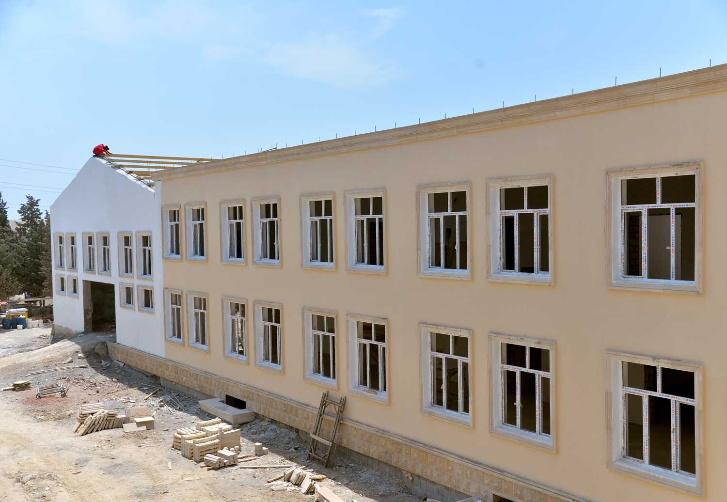 В Баку строятся новые школы