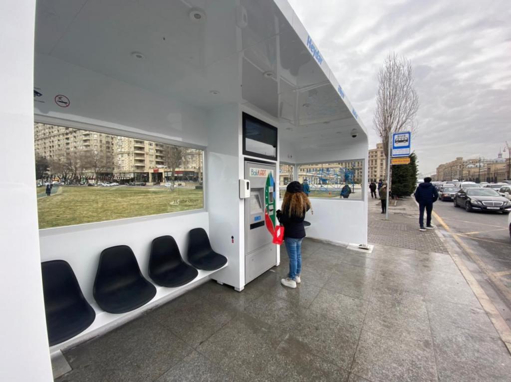 В Баку установлен первый био-смарт остановочный павильон
