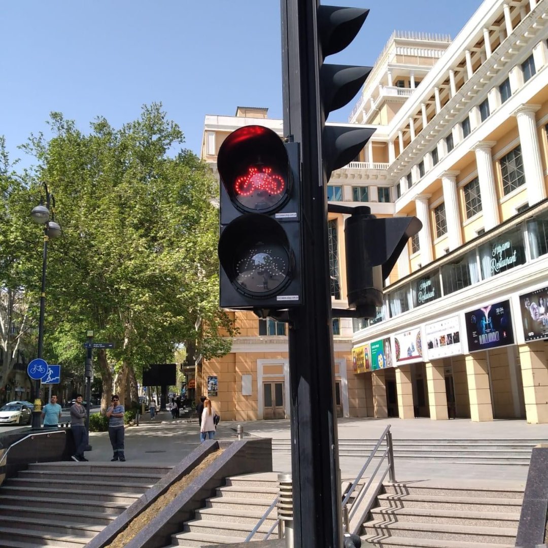 В Баку устанавливаются велосипедные светофоры