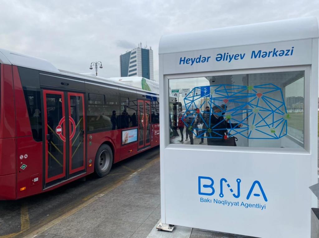В Баку установлен первый био-смарт остановочный павильон