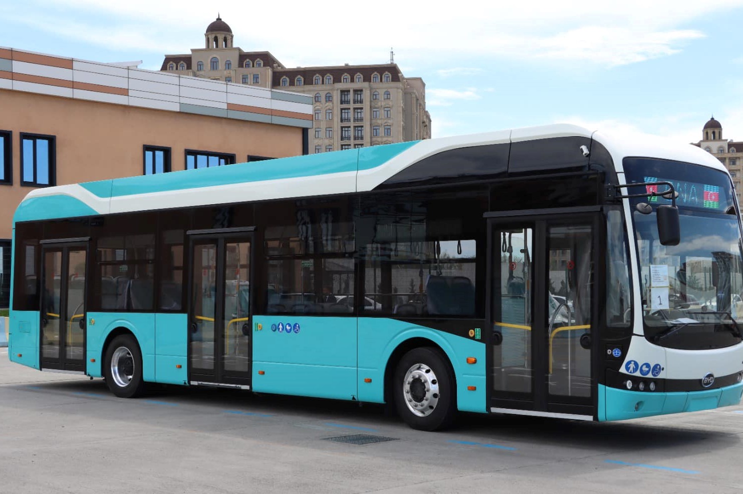 В Баку доставлен первый электробус