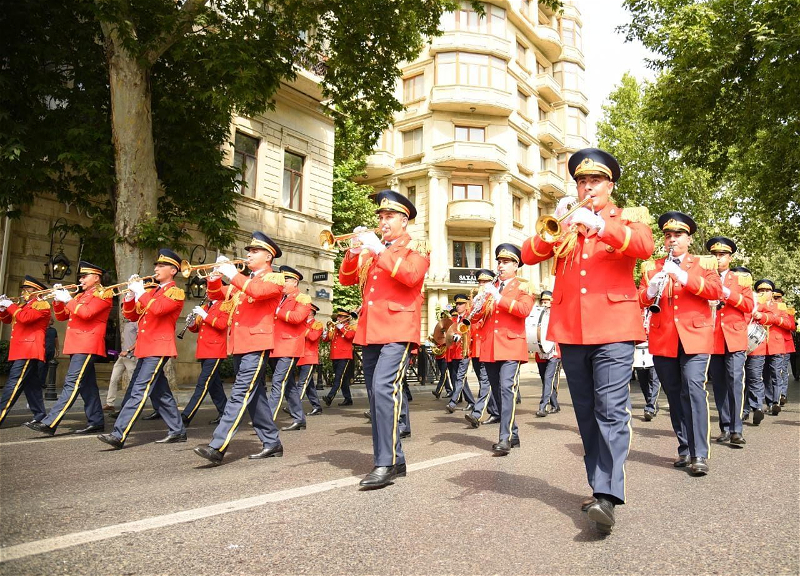 Пройдет шествие в сопровождении военного оркестра