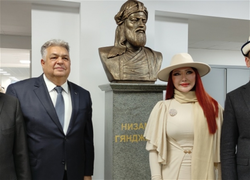 В Бишкеке открыли памятник Низами Гянджеви