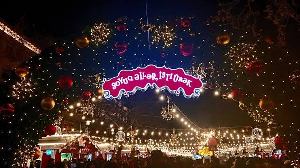 Открытие новогодней ярмарки «Холодные руки, тёплые сердца» состоится сегодня в 19:00.