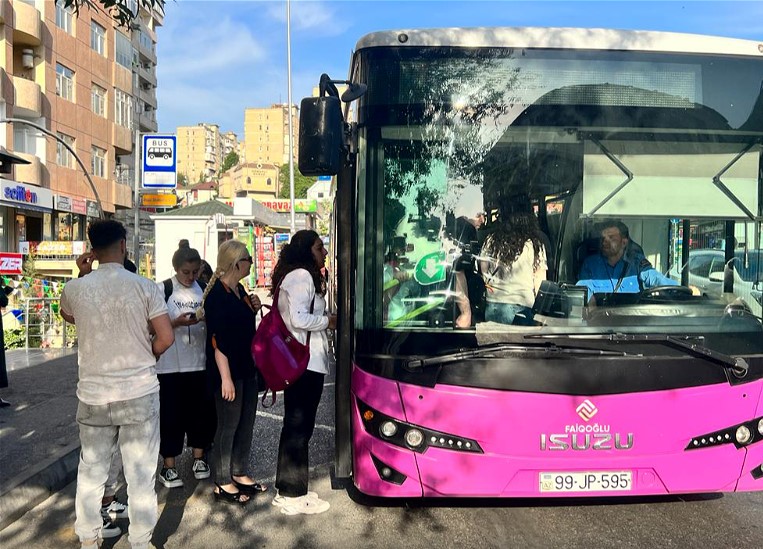 В Баку еще один маршрут получил новые автобусы