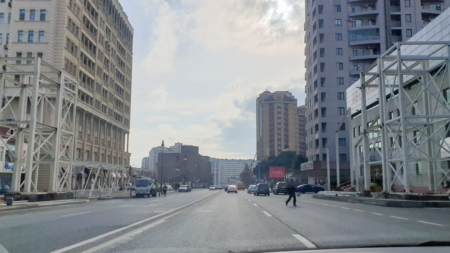 На бакинской улице строят новый пешеходный переход