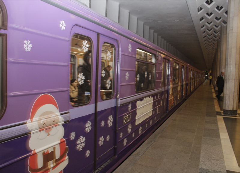 В метро запустили праздничный поезд
