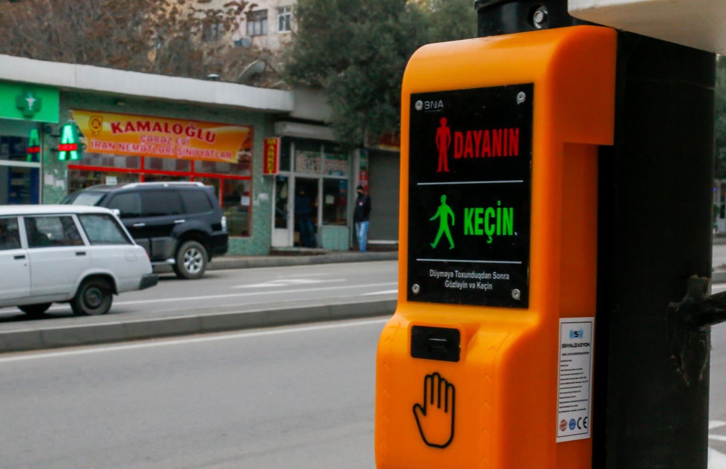 На одной из улиц Баку установлен управляемый светофор